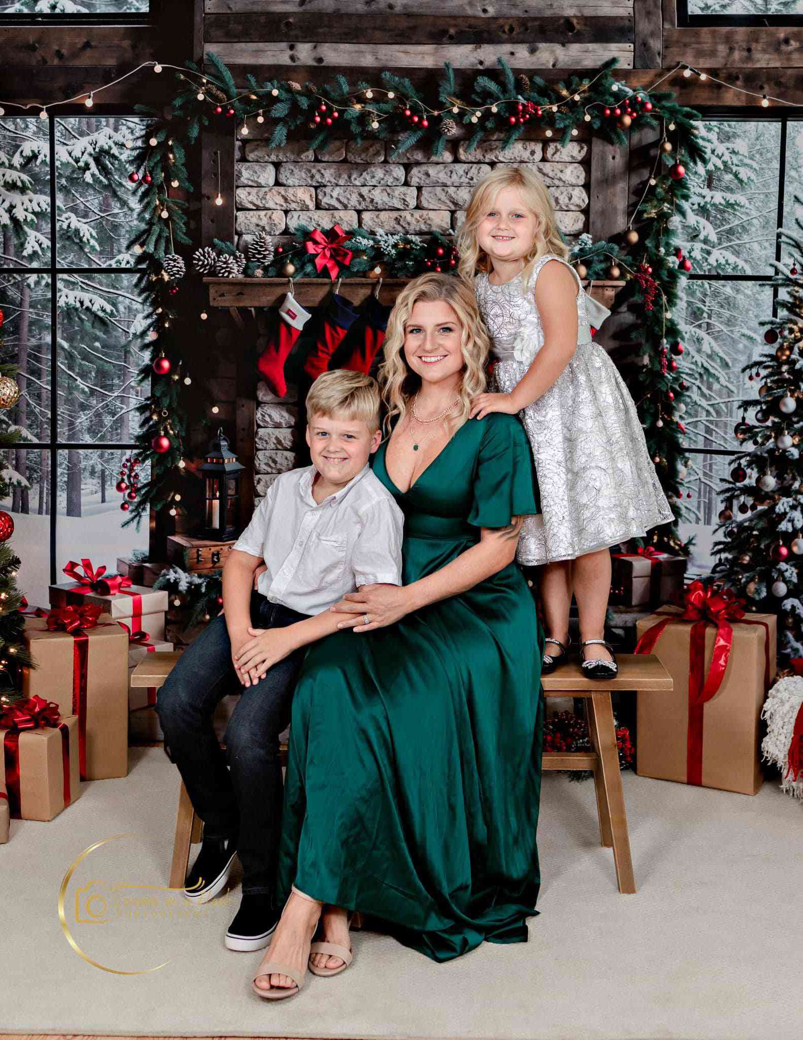 Kate Winter Weihnachten Weißer Ziegelstein Kamin Dunkelbrauner Eingerahmtes Fenster Hintergrund entworfen von Emetselch - Kate Backdrop.de