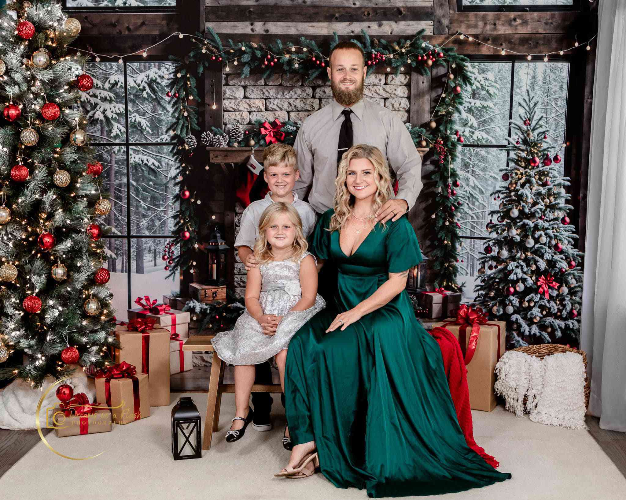 Kate Winter Weihnachten Weißer Ziegelstein Kamin Dunkelbrauner Eingerahmtes Fenster Hintergrund entworfen von Emetselch - Kate Backdrop.de