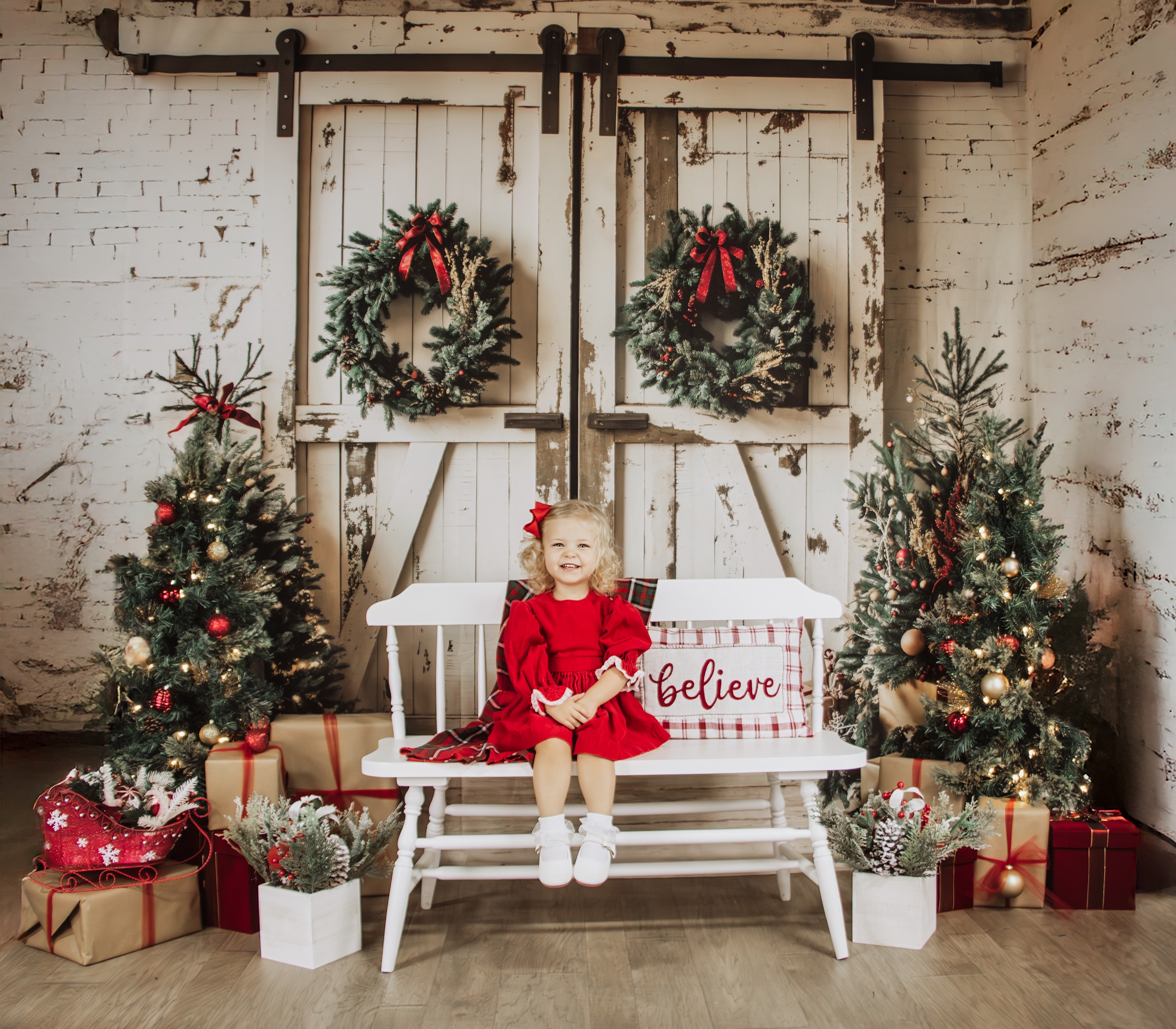 Kate Weihnachten Weiß Shabby Scheune Tür Hintergrund entworfen von Emetselch - Kate Backdrop.de