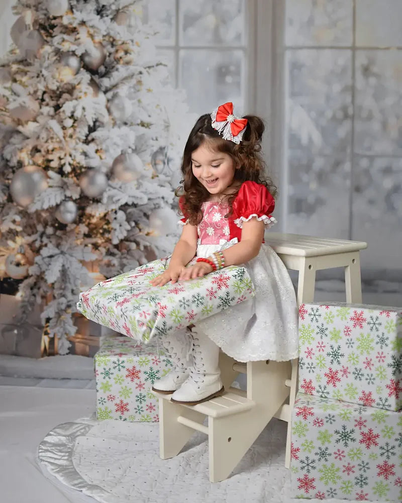Kate Winter im Zimmer weißes Weihnachten-Baum gerahmtes Fenster Hintergrund entworfen von Emetselch - Kate Backdrop.de