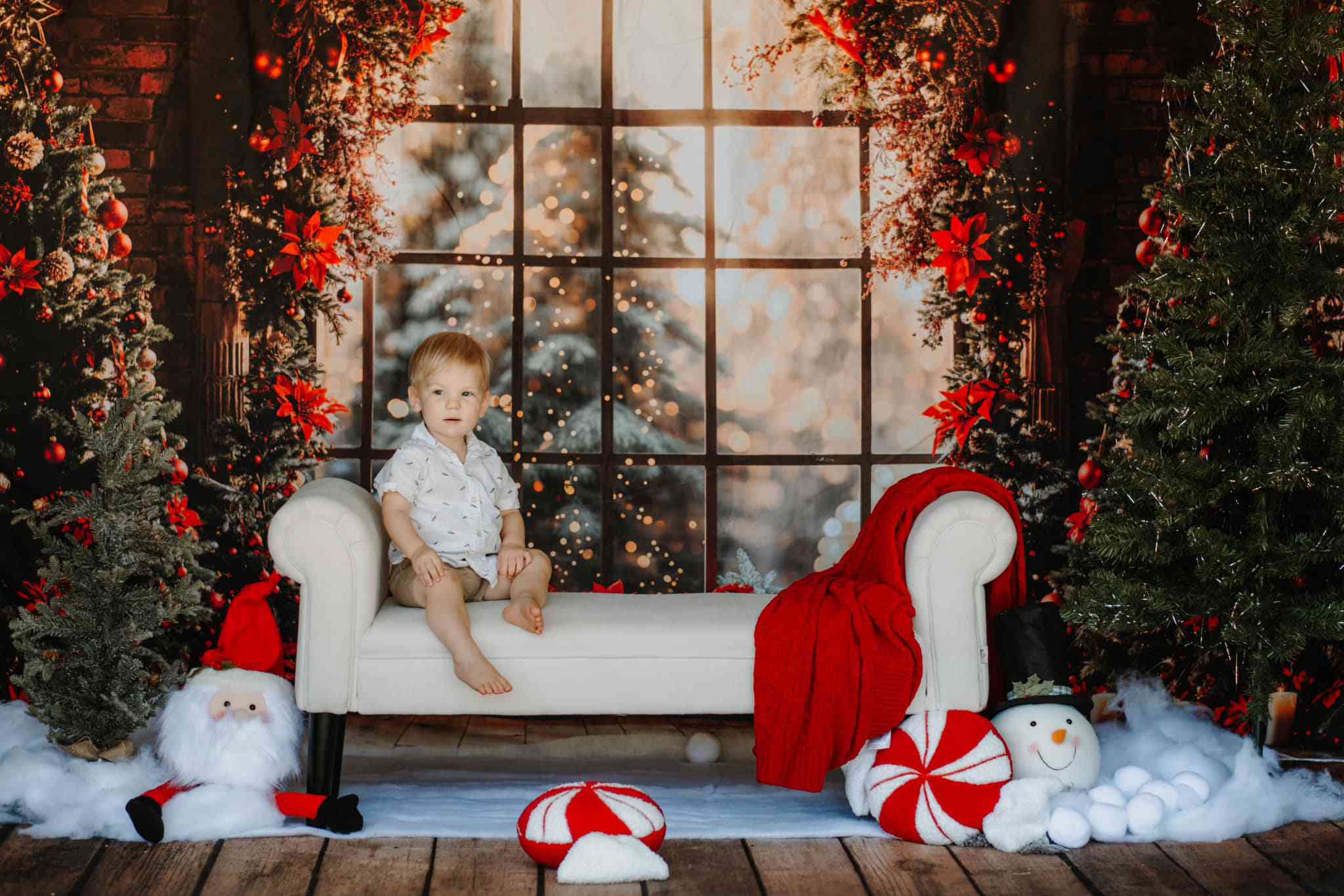 Kate Innen Weihnachten Baum Gebogenes Fenster Ziegel Wand Hintergrund Entworfen von Emetselch - Kate Backdrop.de