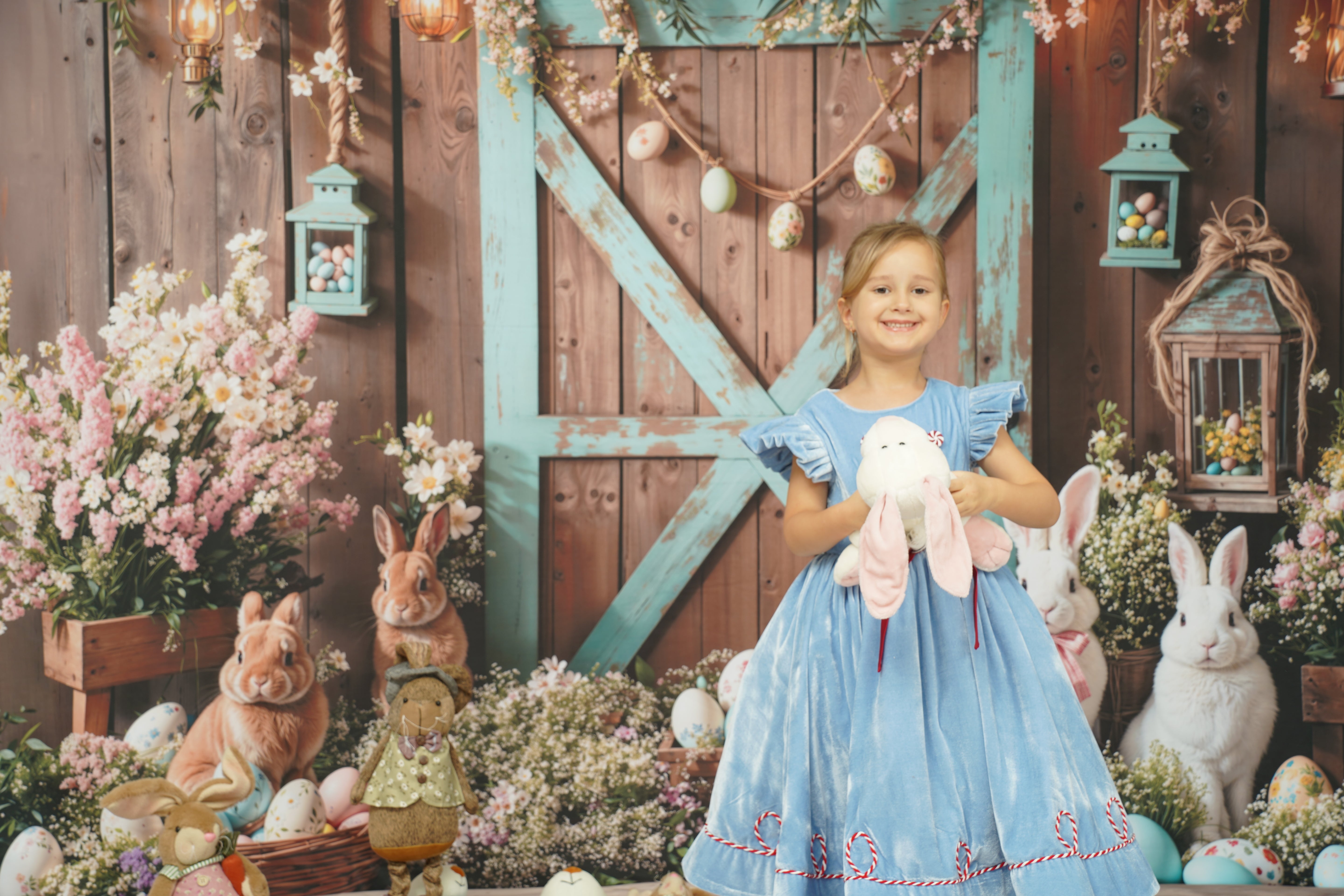 Kate Osterhase Scheunentür Blumenschmuck Hintergrund entworfen von Emetselch - Kate Backdrop.de