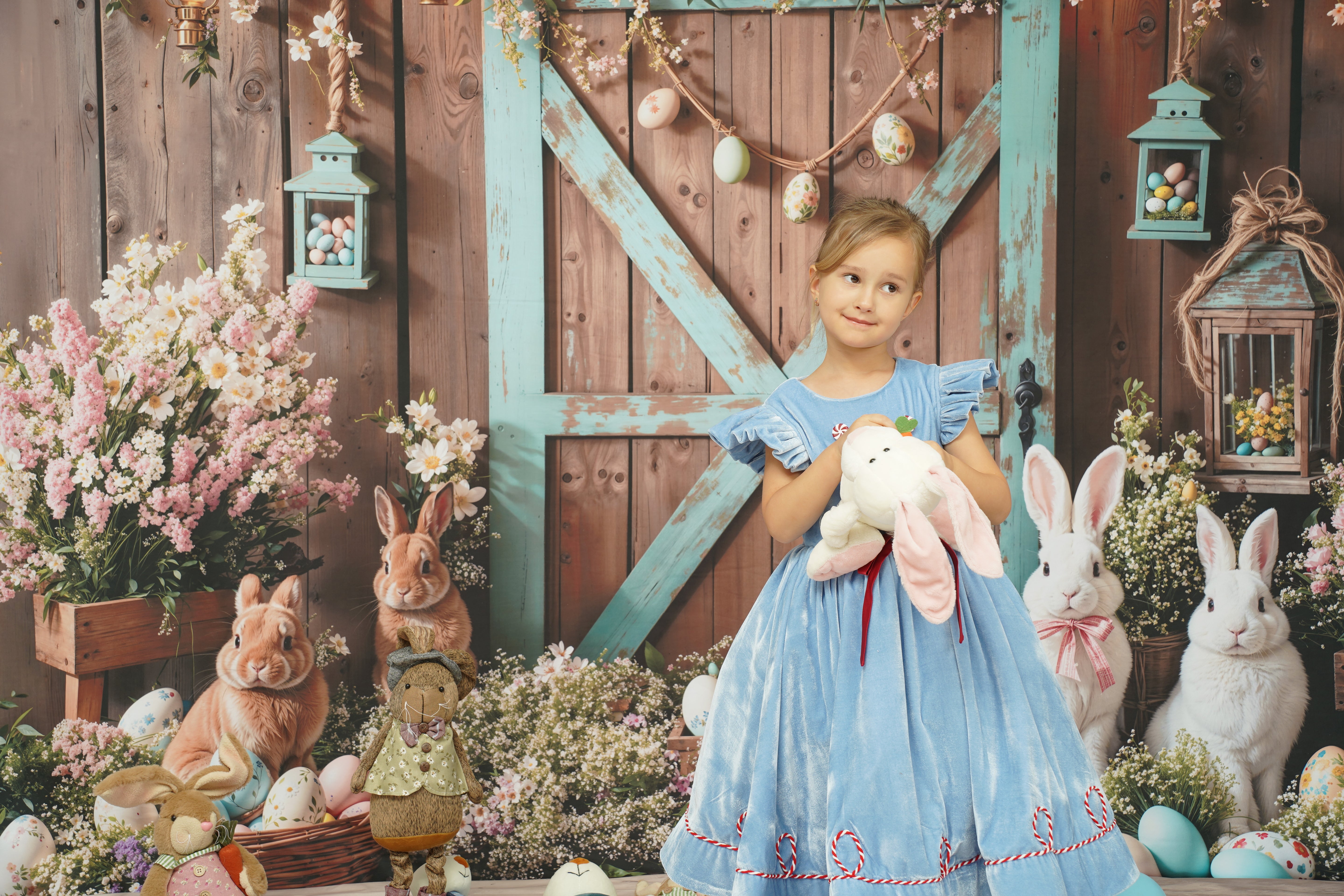 Kate Osterhase Scheunentür Blumenschmuck Hintergrund entworfen von Emetselch - Kate Backdrop.de