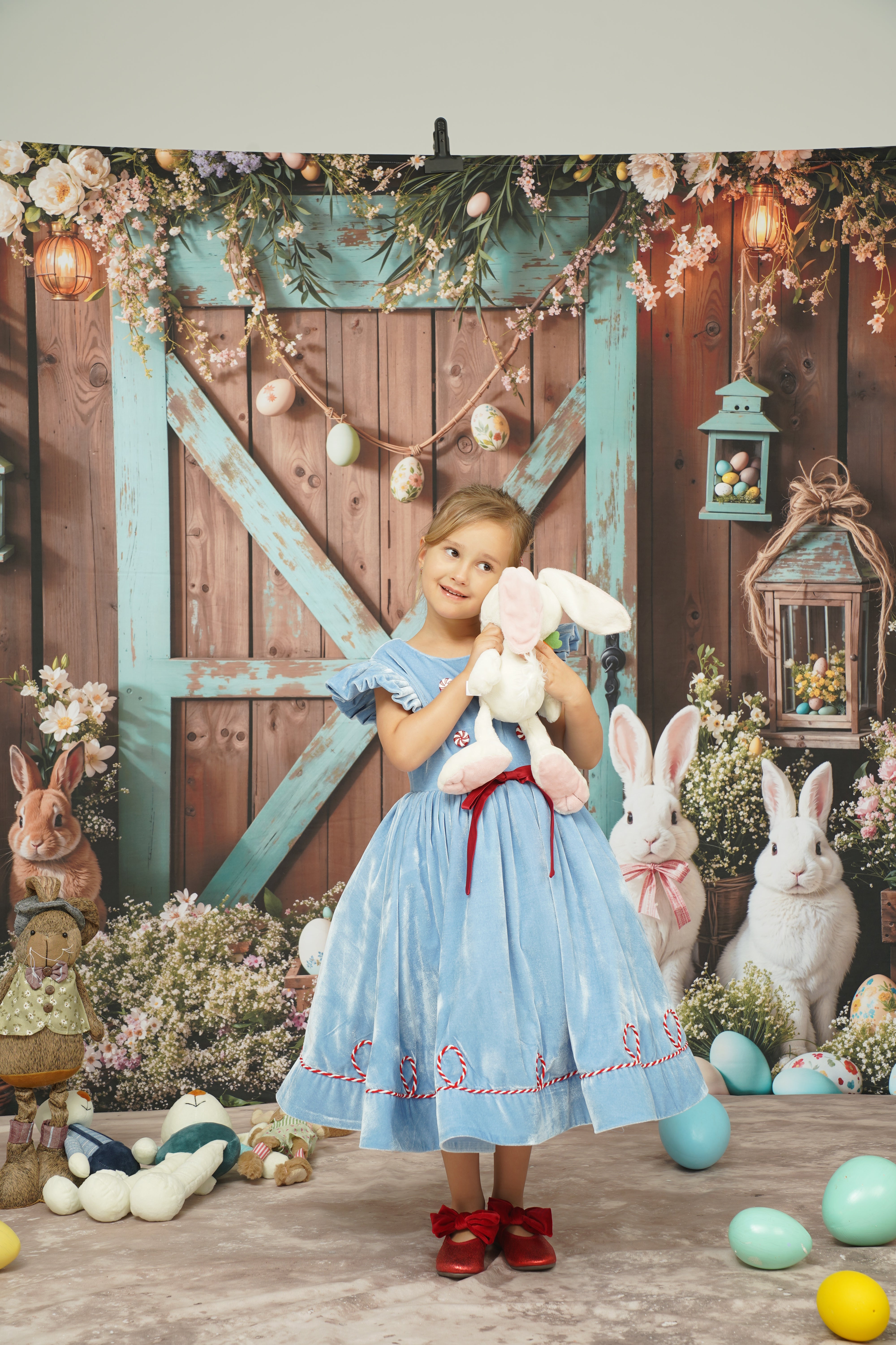 Kate Osterhase Scheunentür Blumenschmuck Hintergrund entworfen von Emetselch - Kate Backdrop.de