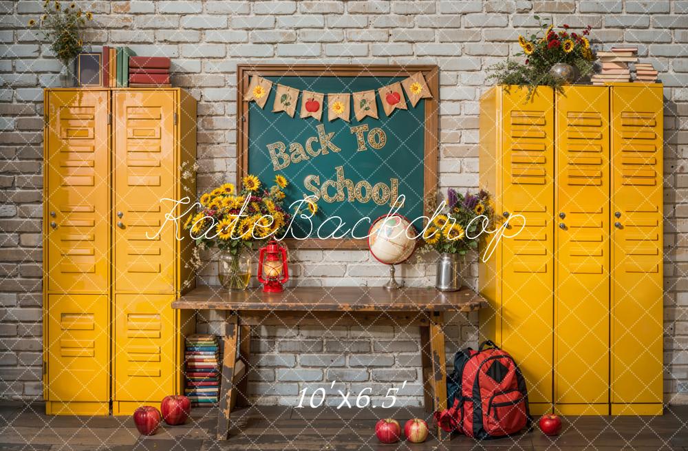 Kate Zurück zu Schule Chalkboard Gelb Schließfach Hintergrund entworfen von Emetselch