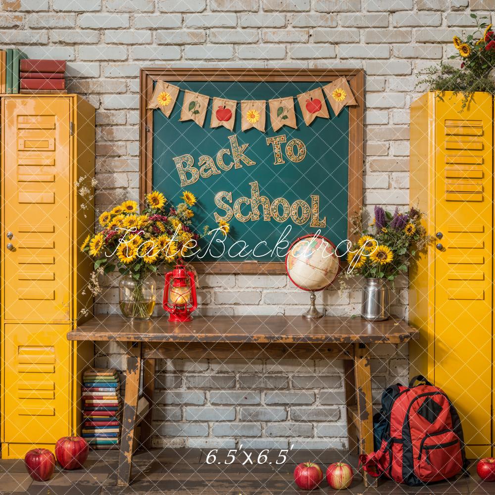 Kate Zurück zu Schule Chalkboard Gelb Schließfach Hintergrund entworfen von Emetselch