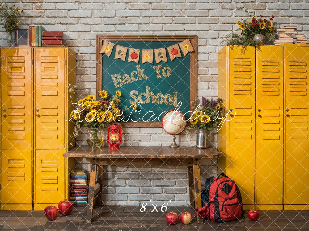 Kate Zurück zu Schule Chalkboard Gelb Schließfach Hintergrund entworfen von Emetselch
