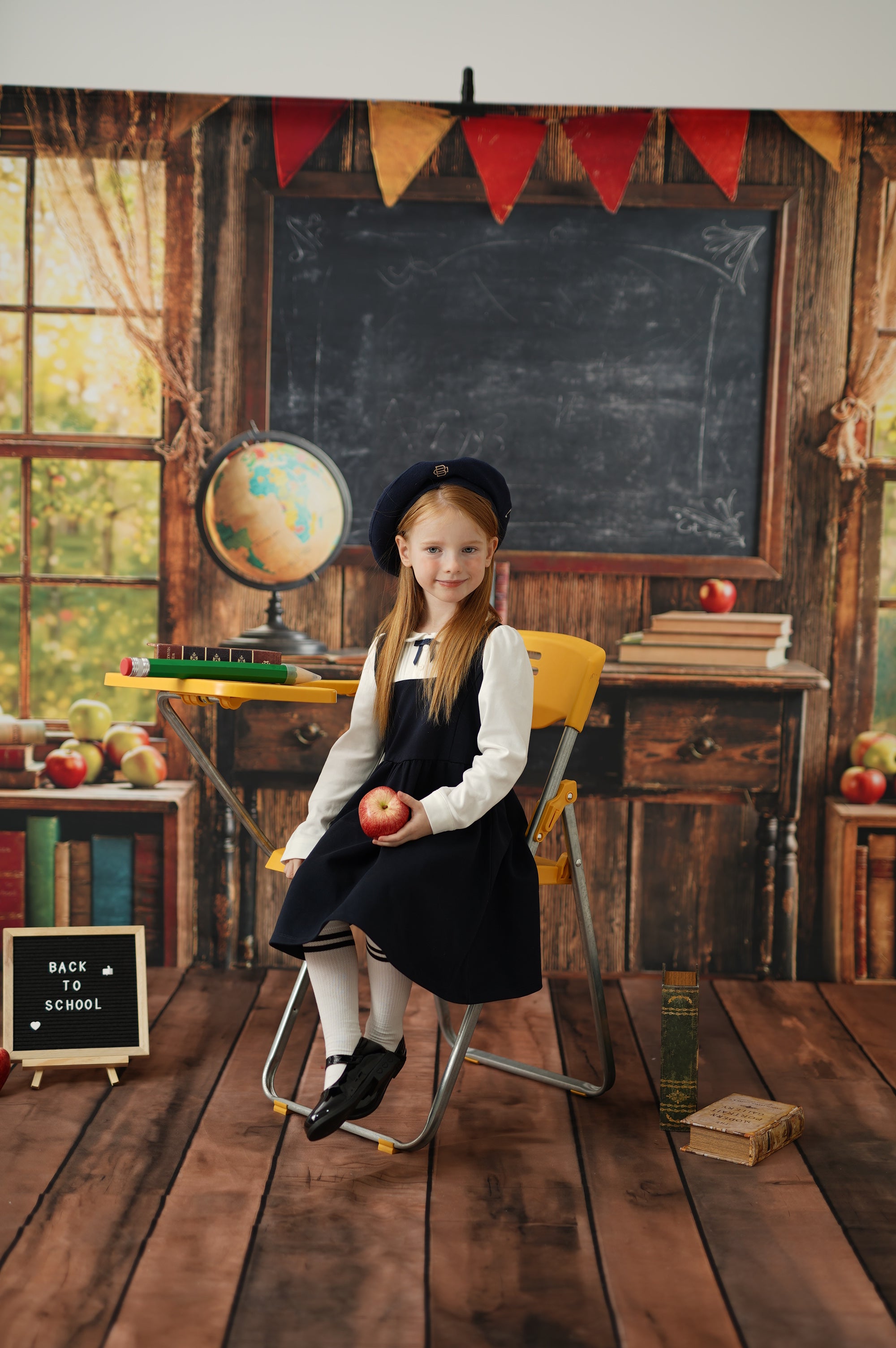 Kate Graduation Klassenzimmer zurück zu Schule Chalkboard Fenster Bücherregal Hintergrund entworfen von Emetselch - Kate Backdrop.de