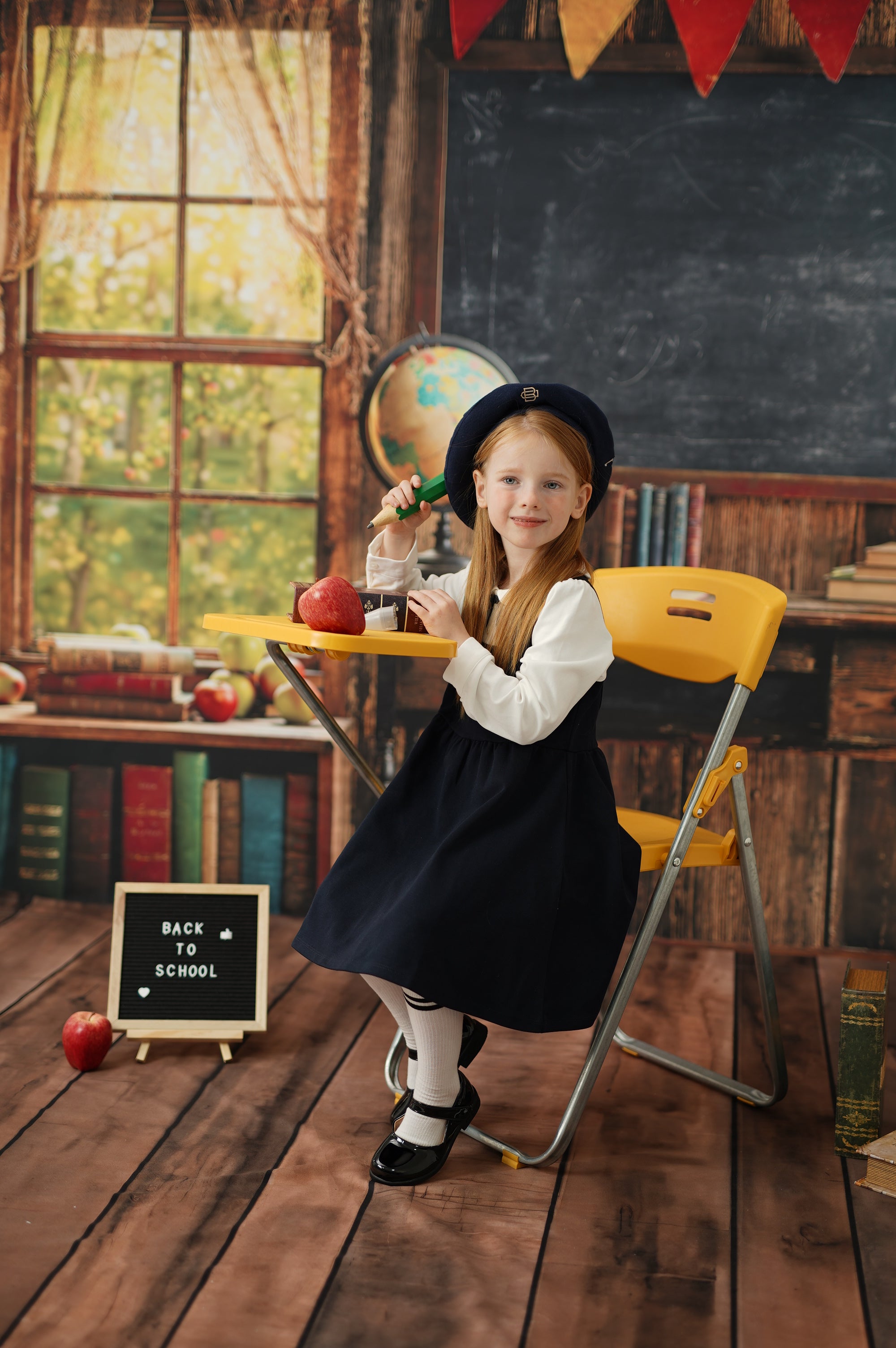 Kate Graduation Klassenzimmer zurück zu Schule Chalkboard Fenster Bücherregal Hintergrund entworfen von Emetselch - Kate Backdrop.de