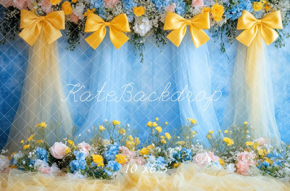 Kate Frühling Blumen Gelb Schleife Blau Hintergrund von Patty Roberts - Kate Backdrop.de