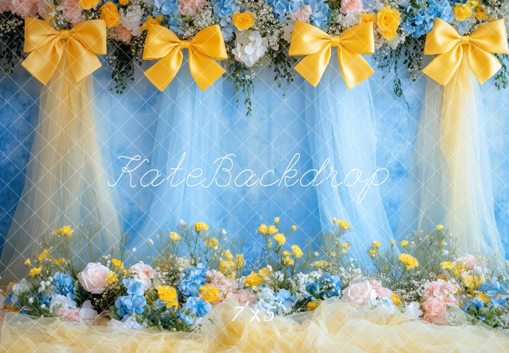 Kate Frühling Blumen Gelb Schleife Blau Hintergrund von Patty Roberts - Kate Backdrop.de