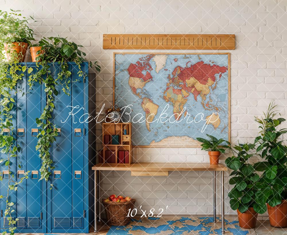 Kate Graduation Schule Klassenzimmer Karte Pflanzen Schließfächer Hintergrund entworfen von Emetselch - Kate Backdrop.de