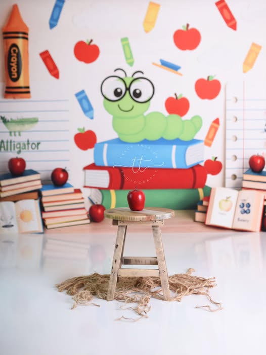 Kate Zurück zu Schule Bücher Wurm Buntstifte Hintergrund Entworfen von Patty Robert - Kate Backdrop.de