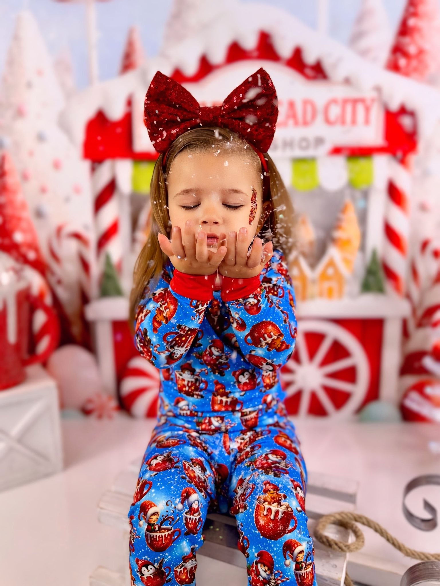 Kate Weihnachten Bonbonhaus Zuckerstangen Rot Weiß Hintergrund Entworfen von Patty Roberts