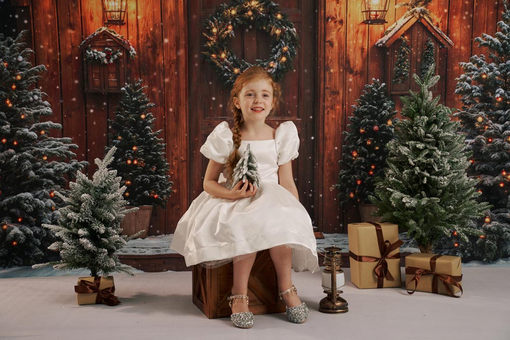 Kate Weihnachten Holzhaus Schneetannen Warmlicht Hintergrund Entworfen von Emetselch