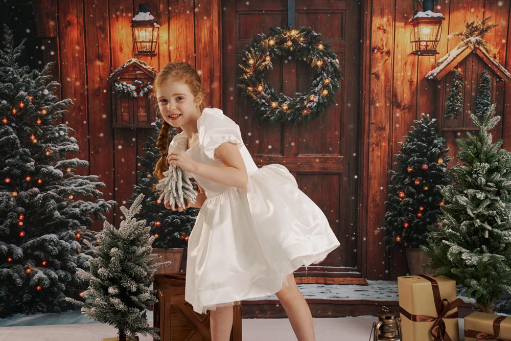 Kate Weihnachten Holzhaus Schneetannen Warmlicht Hintergrund Entworfen von Emetselch