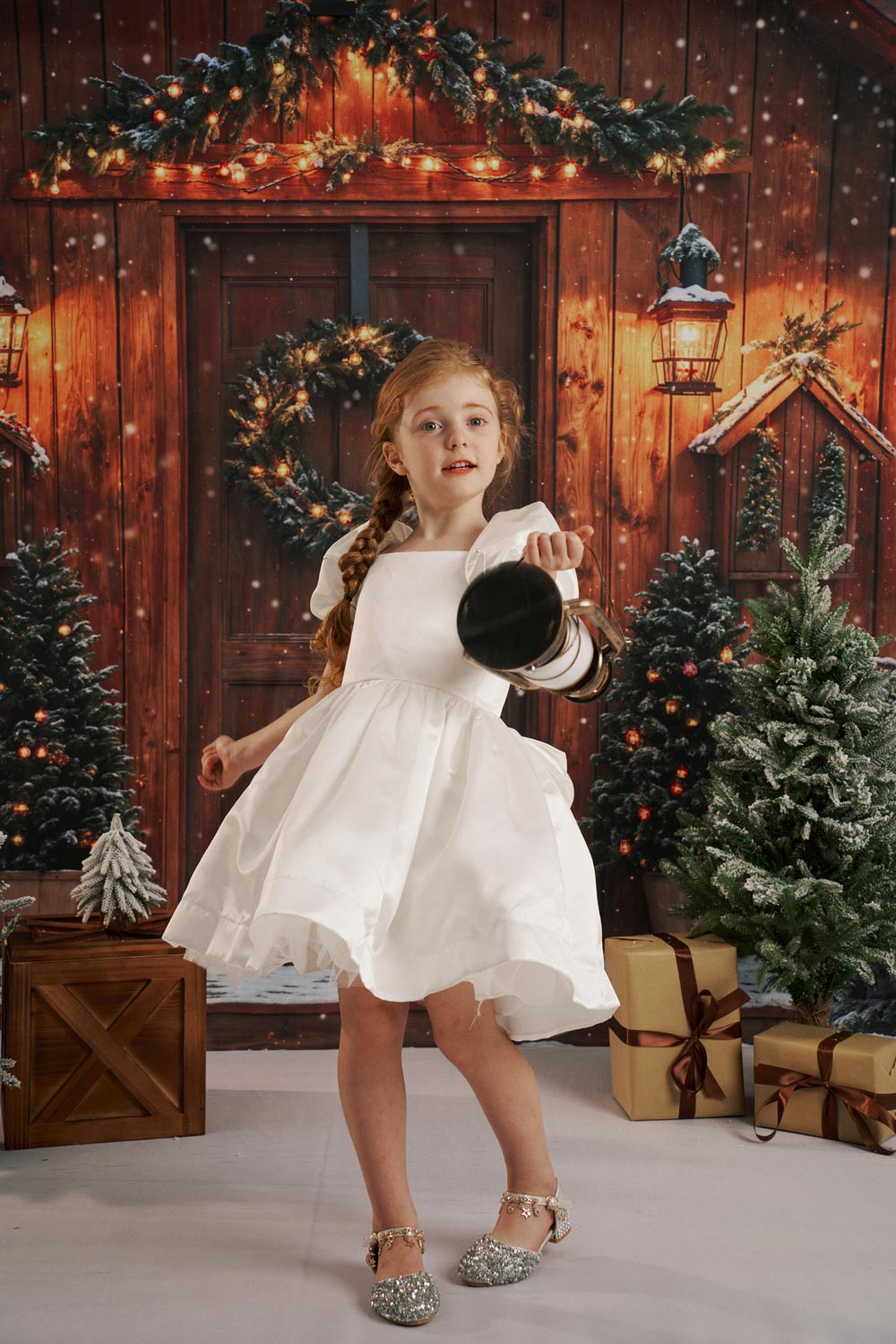 Kate Weihnachten Holzhaus Schneetannen Warmlicht Hintergrund Entworfen von Emetselch