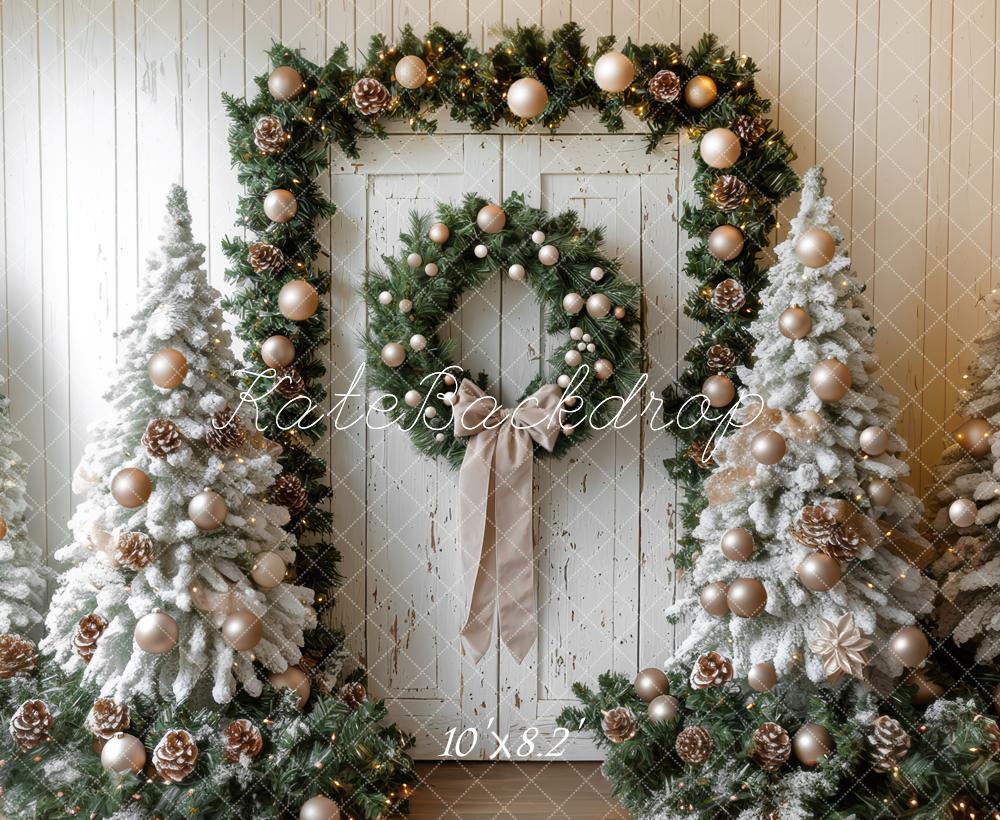 Kate Weihnachten-Kranz Tür verschneiten Bäumen Hintergrund Entworfen von Mini MakeBelieve - Kate Backdrop.de