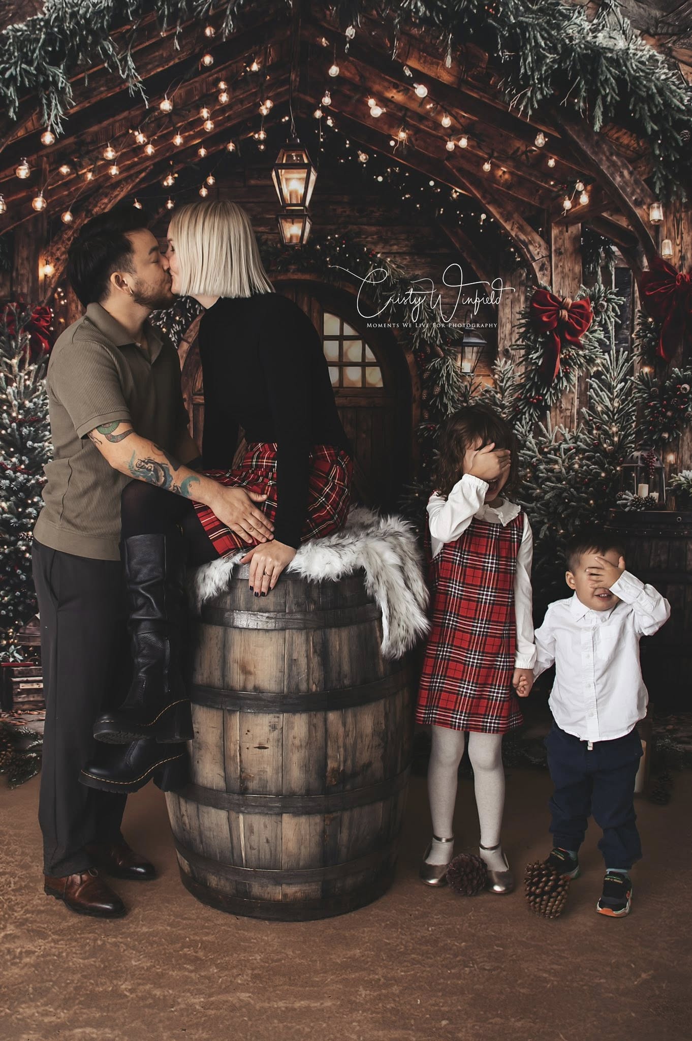 Kate Weihnachten Holzscheune Tür Kranz Hintergrund Entworfen von Emetselch