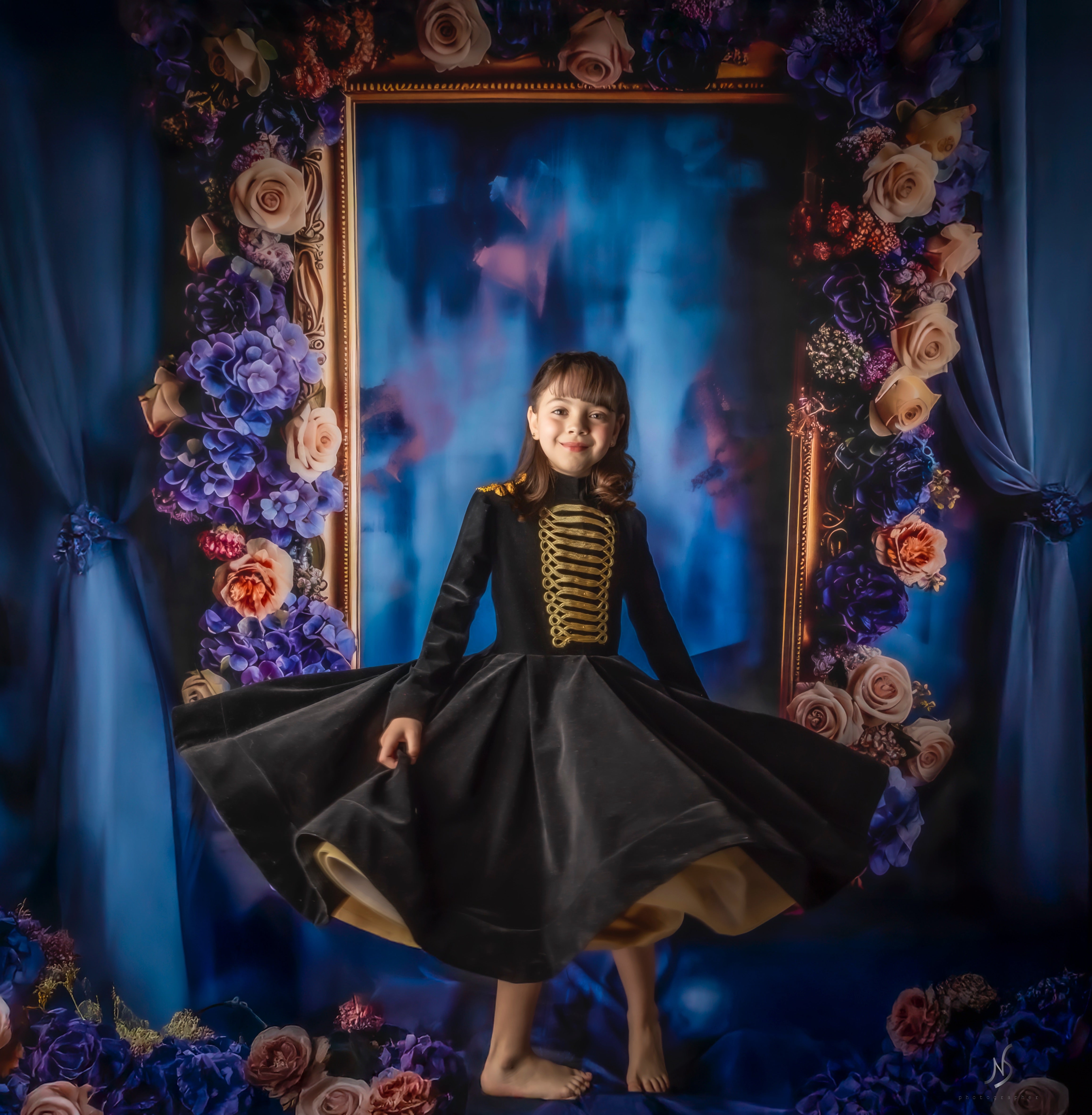 Kate Vintage Fine Art Bunte Blume Goldrahmen Blau Vorhang und Wand Kombi-Hintergrund von Mini MakeBelieve - Kate Backdrop.de