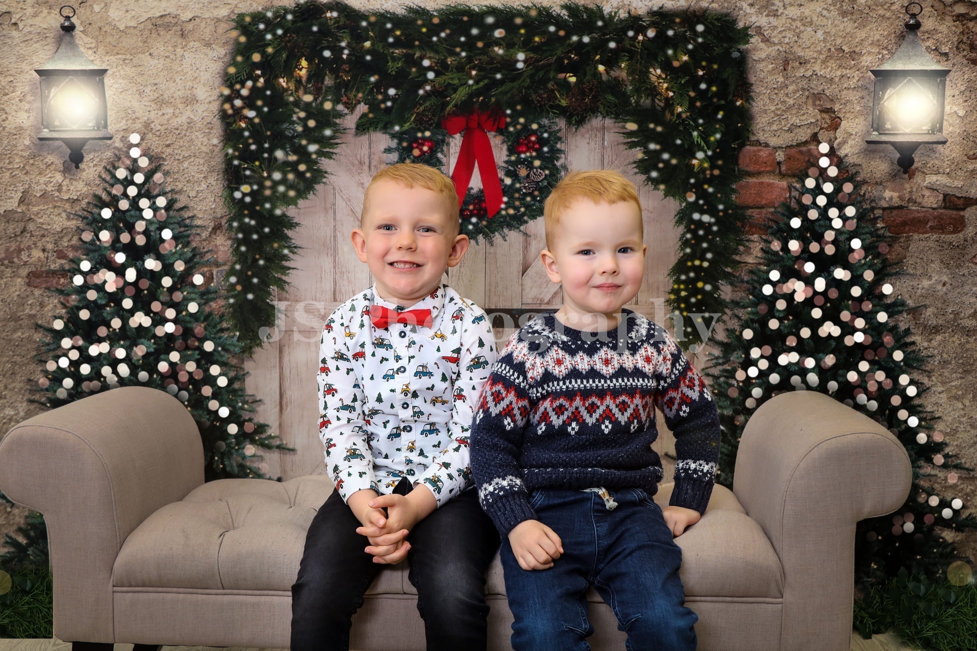 Kate Weihnachten Fleece Hintergrund Ziegelwand Tür & Xmas B?ume Entworfen von JS Photography - Kate Backdrop.de