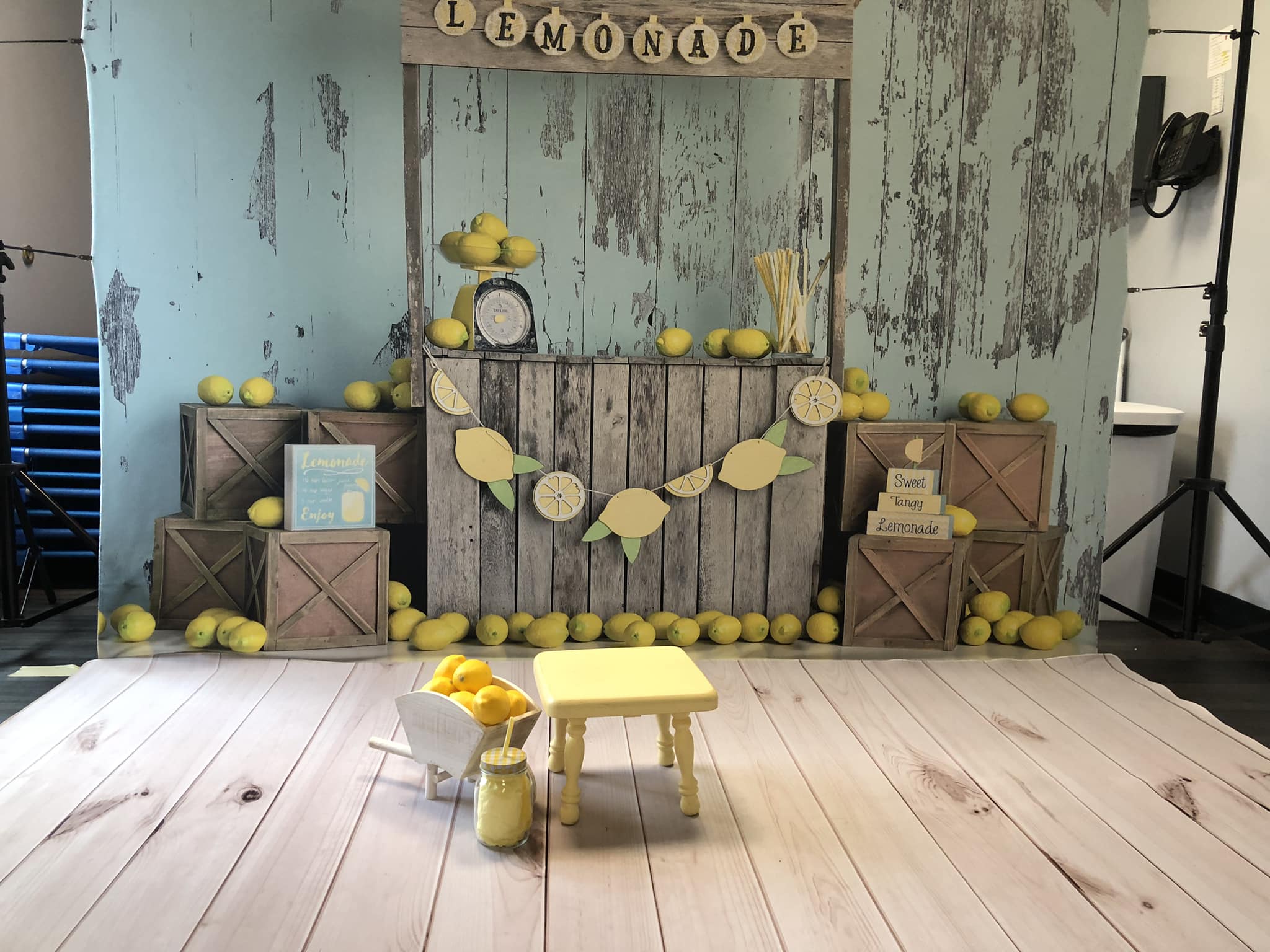 Kate Limonadenständer mit blauem Hintergrund Entworfen von Mandy Ringe Photography - Kate Backdrop.de