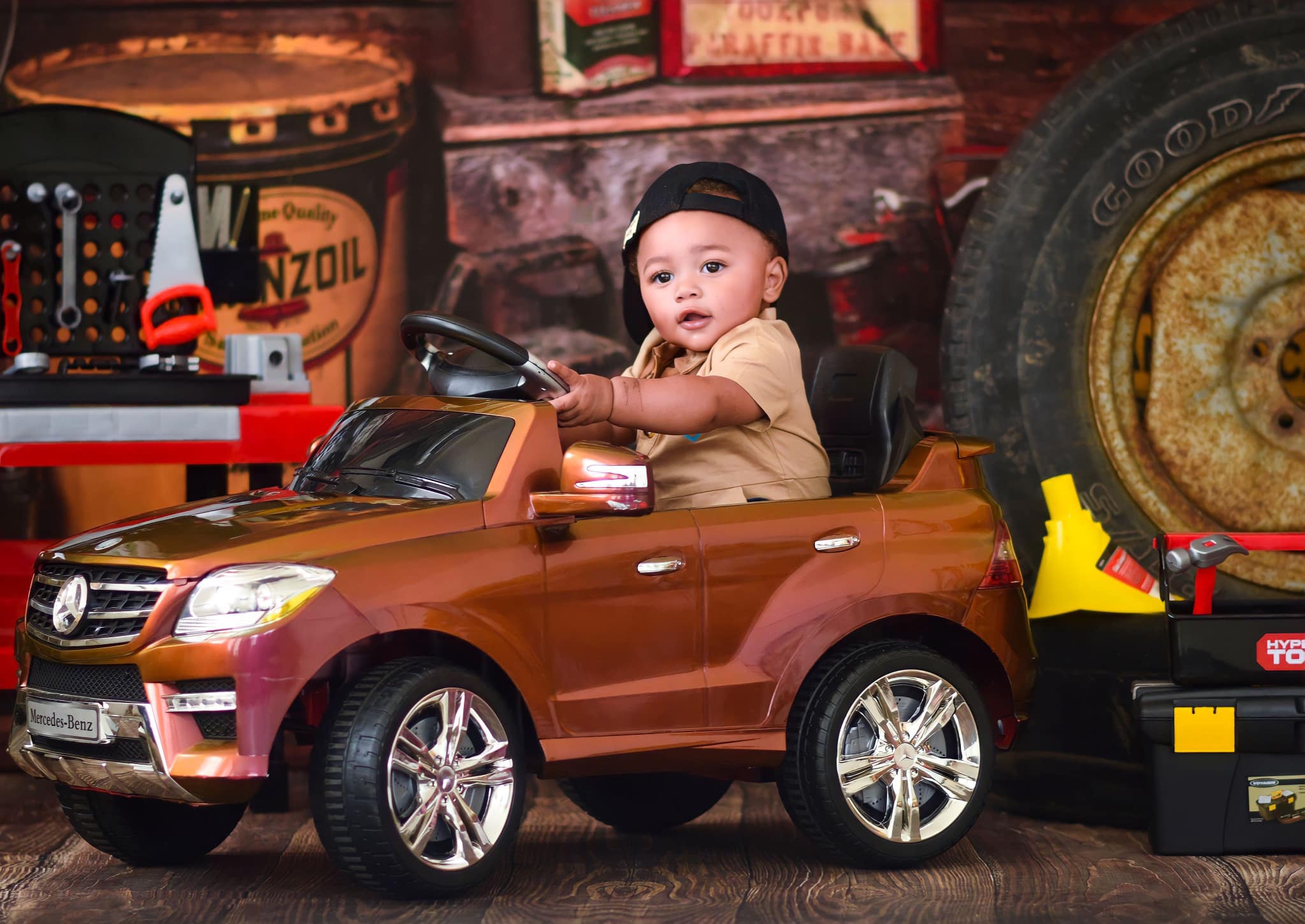 Kate Garage Jungen / Vatertag Hintergrund von Arica Kirby - Kate Backdrop.de