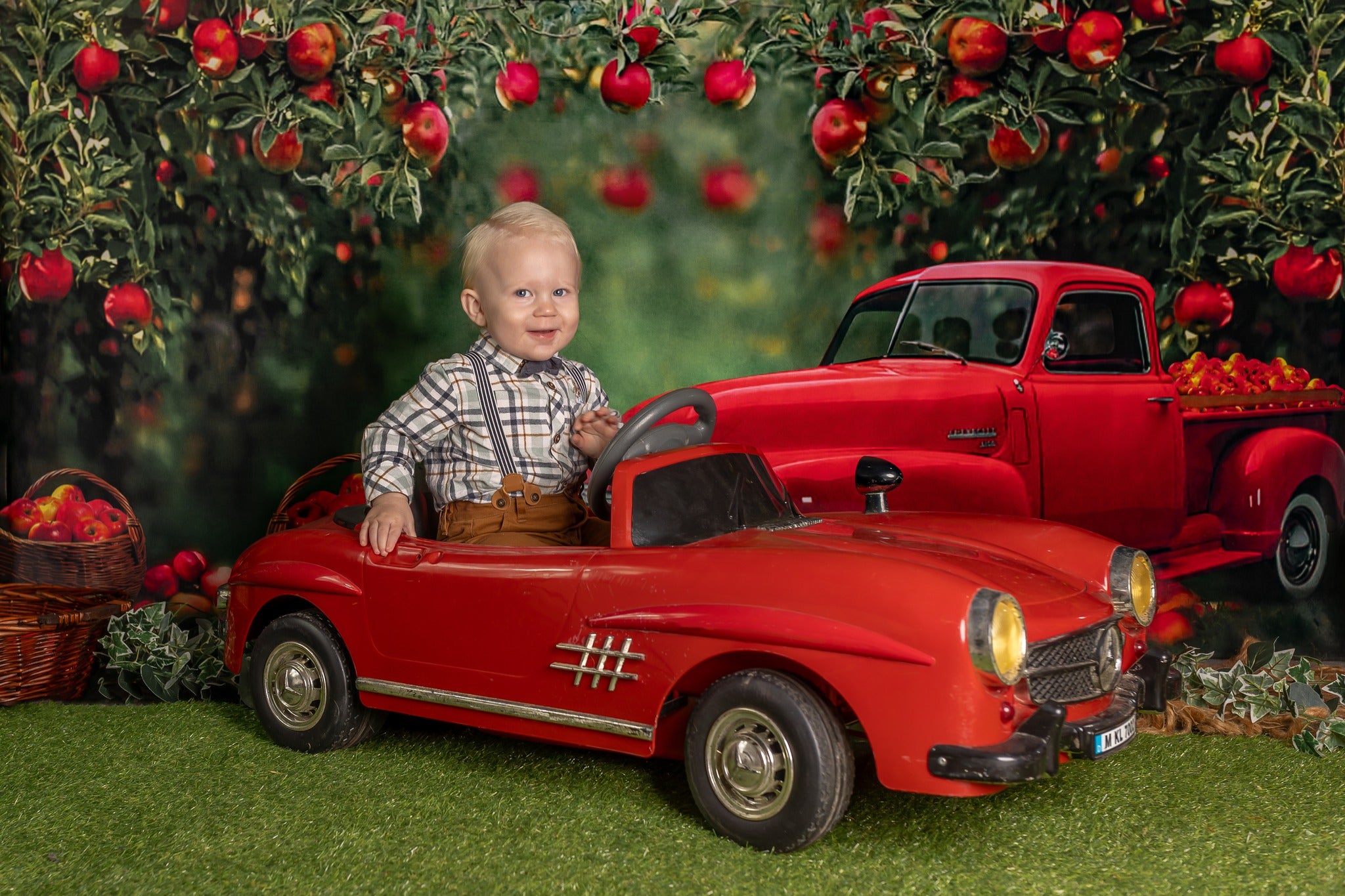 Kate Frühling Apfel Obstgarten roten LKW Hintergrund von Rosabell Fotografie - Kate Backdrop.de