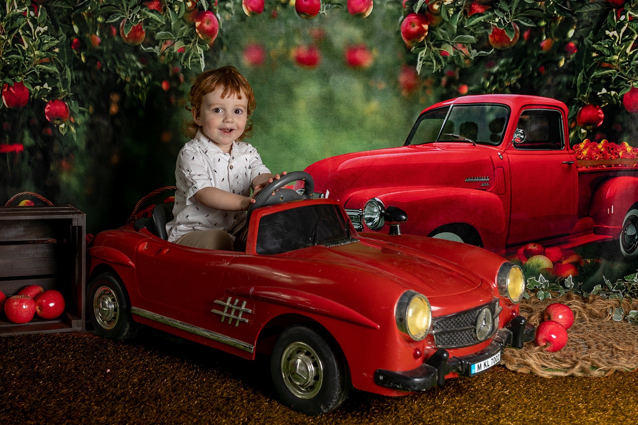 Kate Frühling Apfel Obstgarten roten LKW Hintergrund von Rosabell Fotografie - Kate Backdrop.de