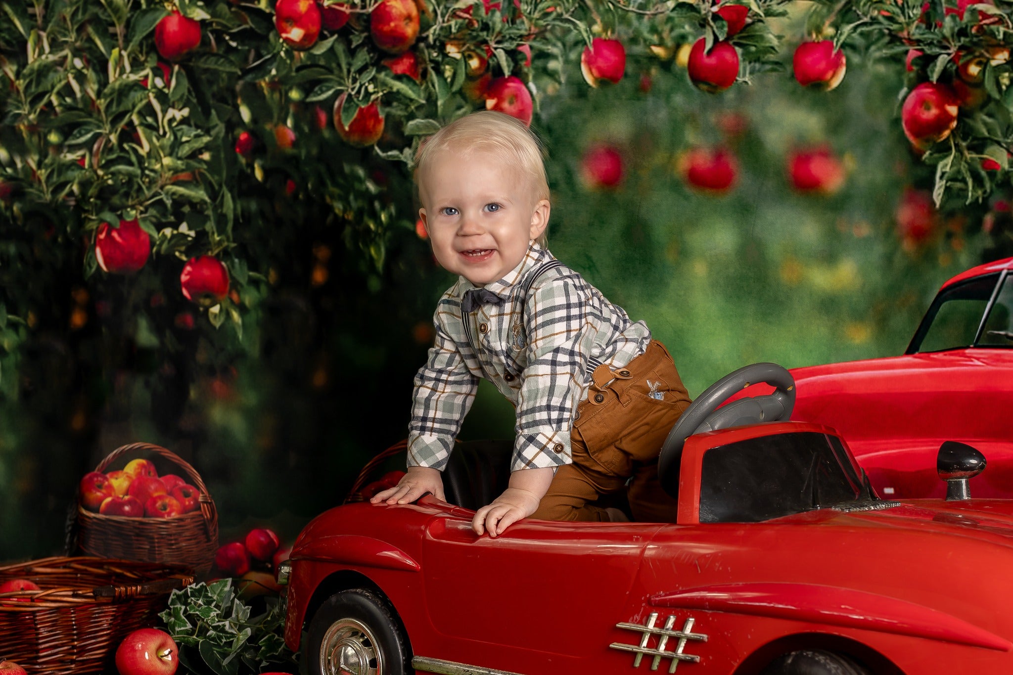 Kate Frühling Apfel Obstgarten roten LKW Hintergrund von Rosabell Fotografie - Kate Backdrop.de