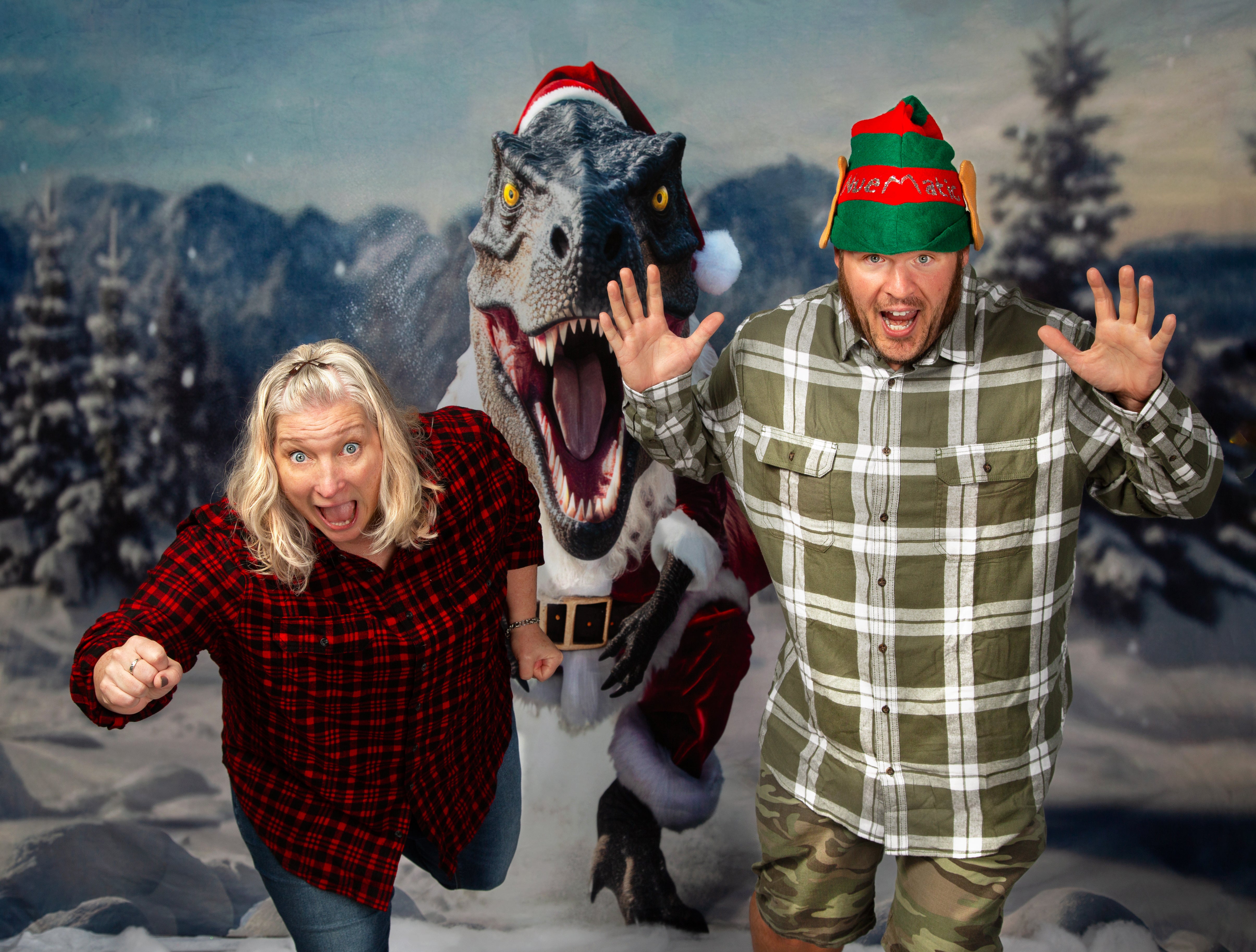 Kate T-Rex mit Weihnachtsmann-Kleidung im Winter-Hintergrund von Mini MakeBelieve - Kate Backdrop.de