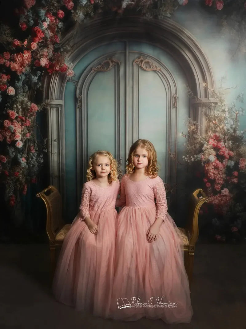 Kate Blaue Tür Rosa Blumenbogen Hintergrund von Emetselch - Kate Backdrop.de