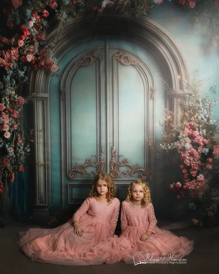 Kate Blaue Tür Rosa Blumenbogen Hintergrund von Emetselch - Kate Backdrop.de