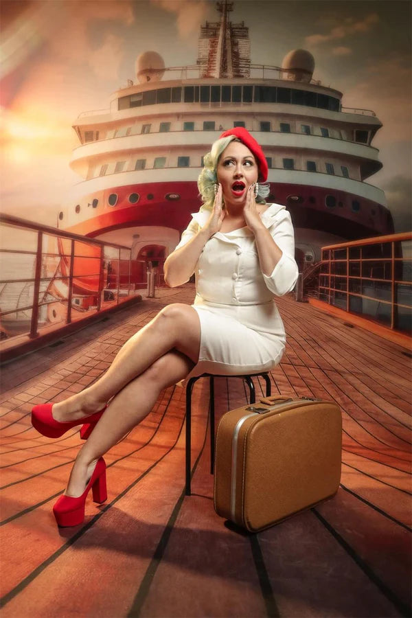 Kate Sommer Seaside Modern Rot und Weiß Kreuzfahrt Braun Holz Hafen Hintergrund Entworfen von Lidia Redekopp - Kate Backdrop.de