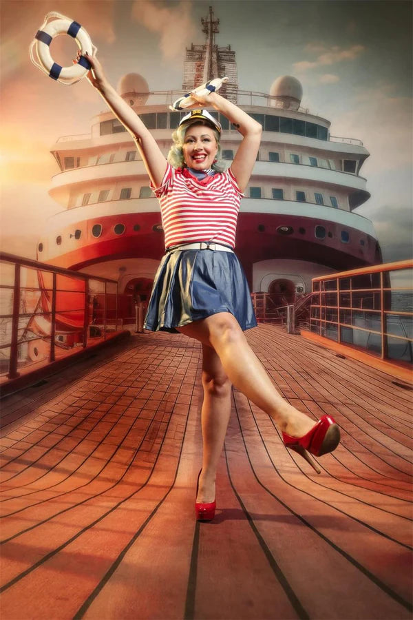 Kate Sommer Seaside Modern Rot und Weiß Kreuzfahrt Braun Holz Hafen Hintergrund Entworfen von Lidia Redekopp - Kate Backdrop.de