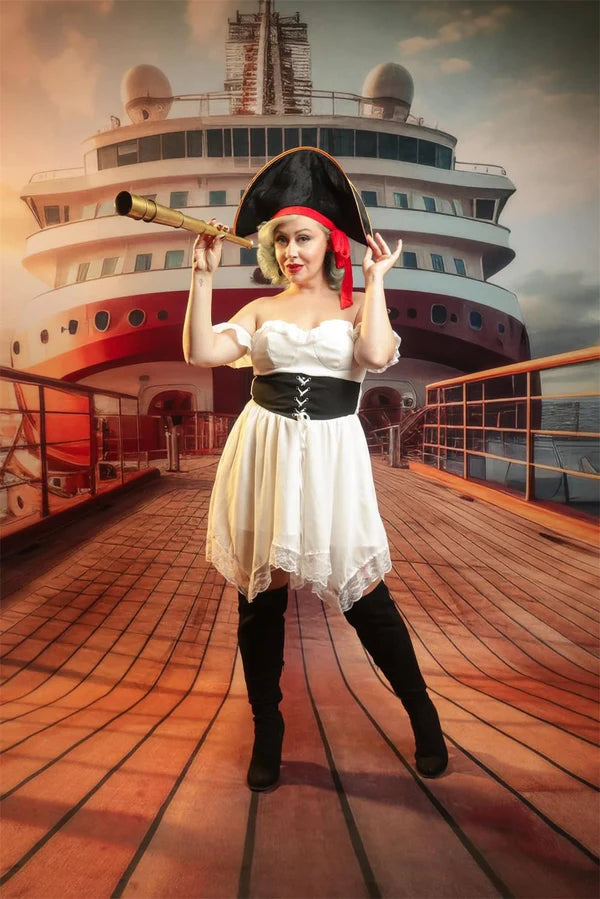 Kate Sommer Seaside Modern Rot und Weiß Kreuzfahrt Braun Holz Hafen Hintergrund Entworfen von Lidia Redekopp - Kate Backdrop.de