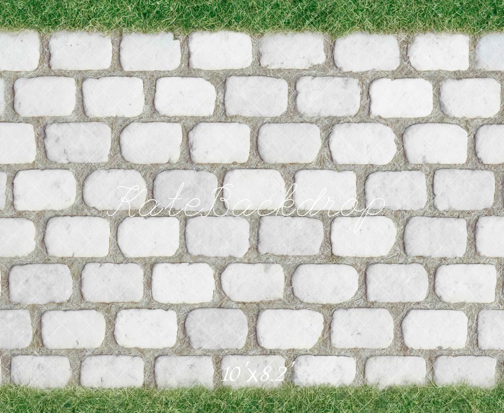 Kate Kopfsteinpflaster Rasen Weiß Hintergrund Entworfen von Mini MakeBelieve