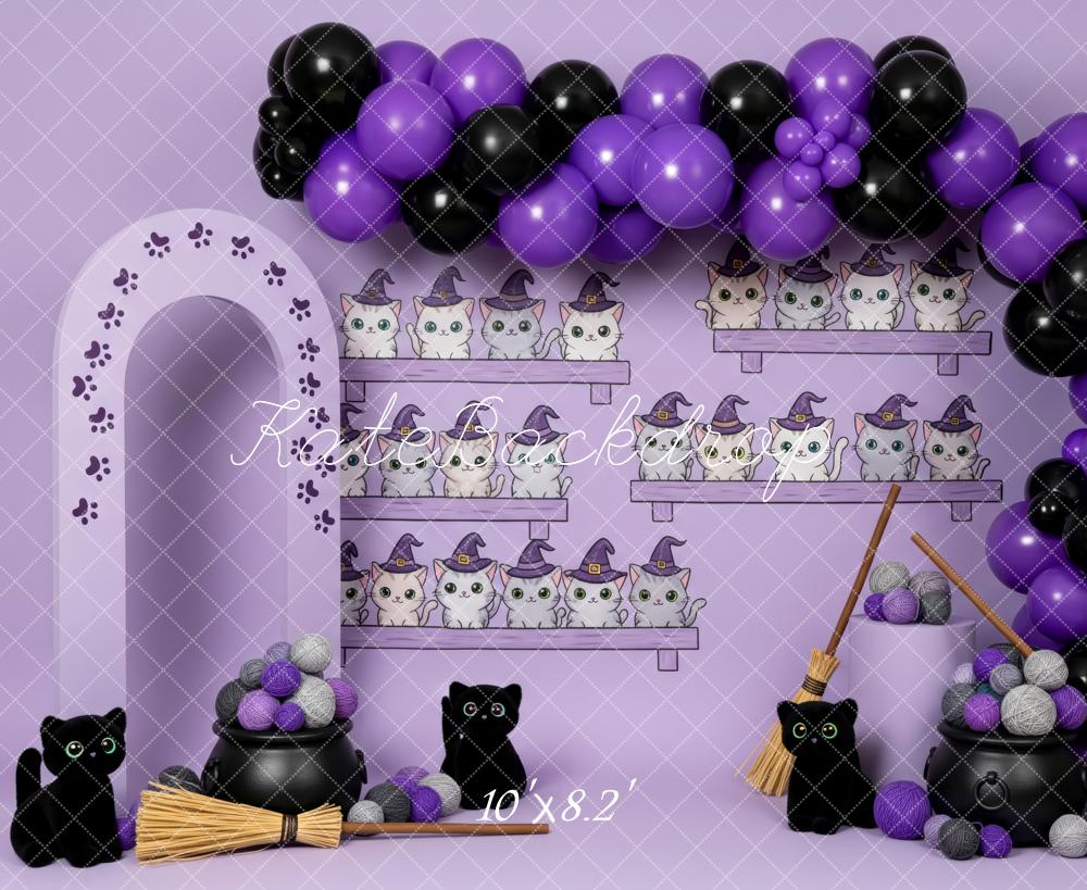 Kate Halloween Katzen Besen Luftballons Lila Hintergrund Entworfen von Patty Roberts - Kate Backdrop.de
