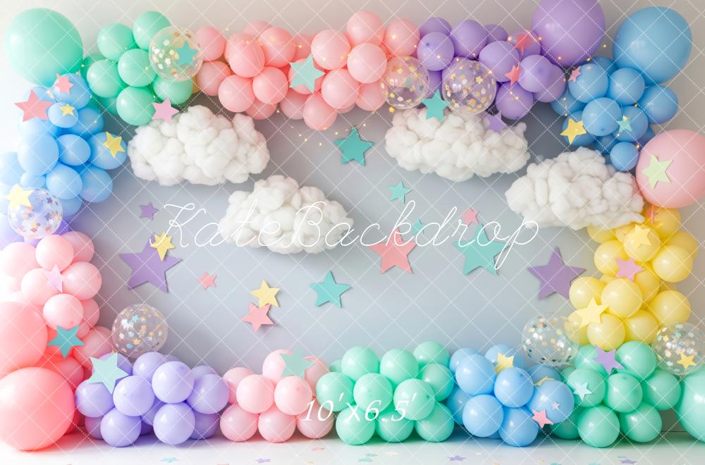 Kate Kinder Luftballons Wolken Pastell Hintergrund Entworfen von Patty Roberts