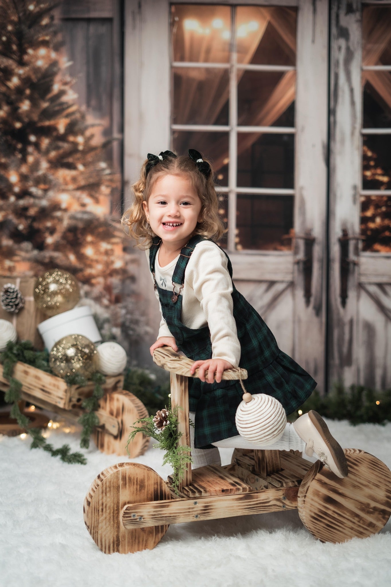 Kate Weihnachten-Scheune mit Lichtern und Weihnachtsbaum als Hintergrund von Emetselch