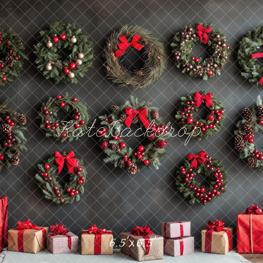 Kate Weihnachten Kränze Geschenke Rot Hintergrund Entworfen von Patty Roberts - Kate Backdrop.de