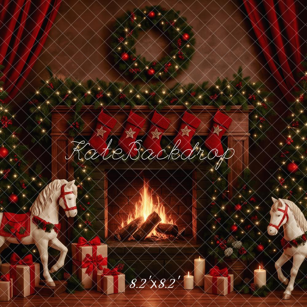 Kate Weihnachten Kamin Schaukelpferd Rot Hintergrund Entworfen von Patty Roberts - Kate Backdrop.de