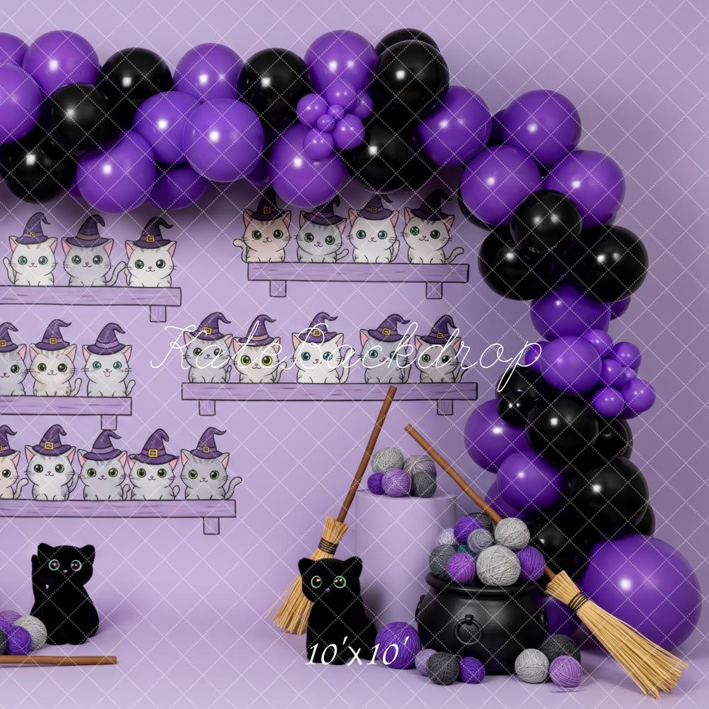 Kate Halloween Katzen Besen Luftballons Lila Hintergrund Entworfen von Patty Roberts - Kate Backdrop.de