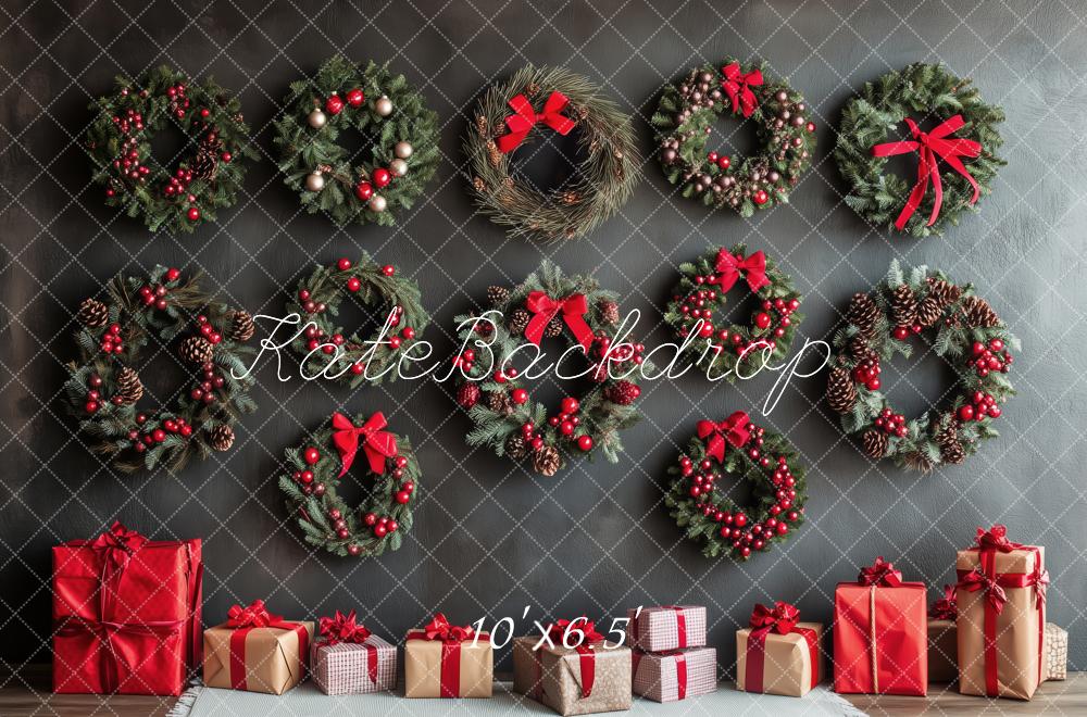Kate Weihnachten Kränze Geschenke Rot Hintergrund Entworfen von Patty Roberts - Kate Backdrop.de