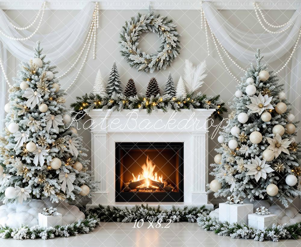 Kate Weihnachten Kamin Christbaum Weiß Hintergrund Entworfen von Mini MakeBelieve