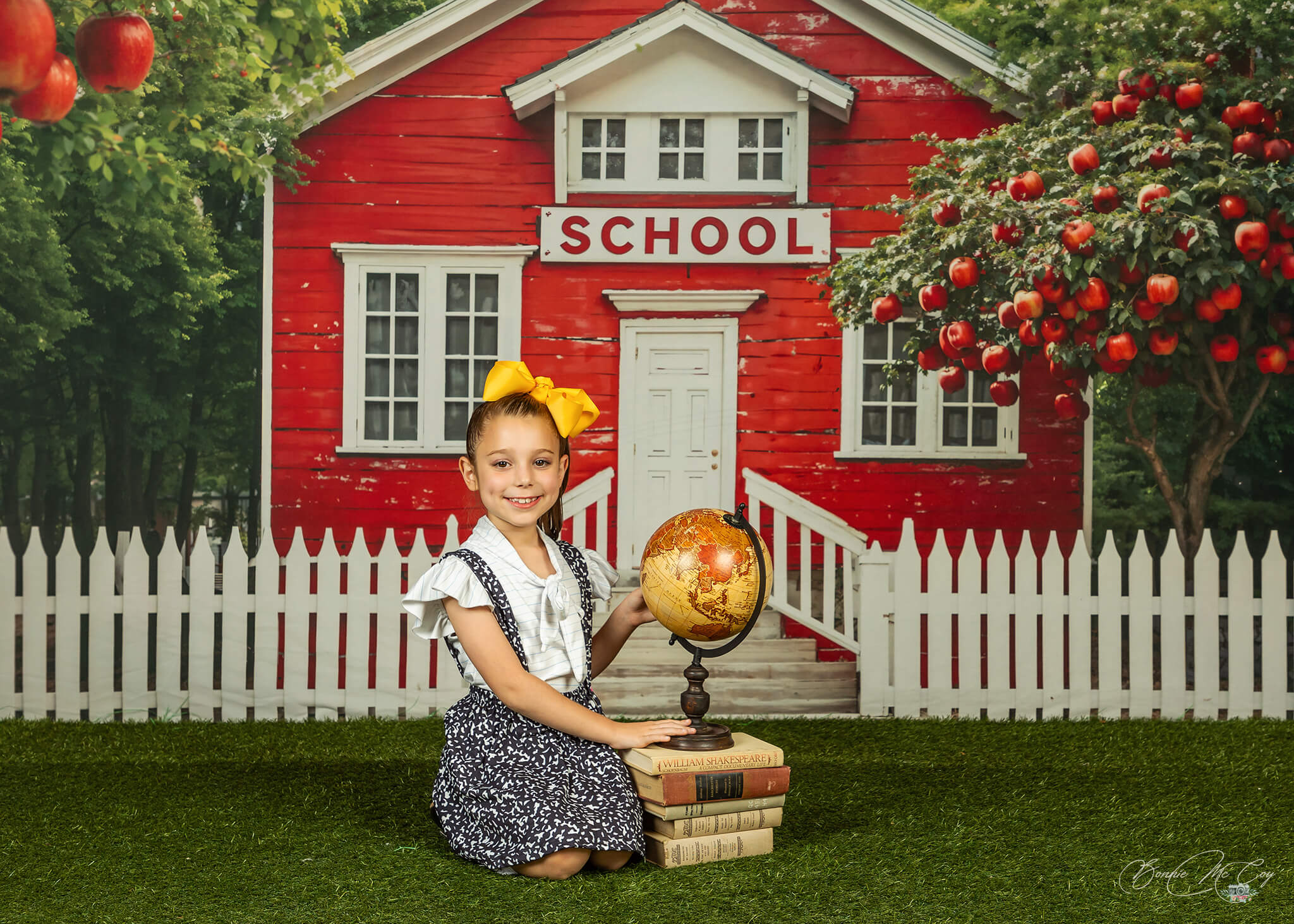 Kate Zurück zu Schule Rotes Haus Apfelbaum Zaun Hintergrund von Chain Photography - Kate Backdrop.de
