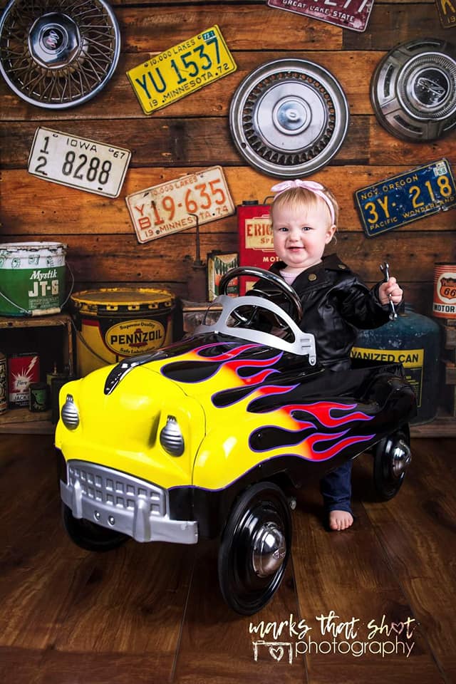 Kate Garage Jungen / Vatertag Hintergrund von Arica Kirby - Kate Backdrop.de