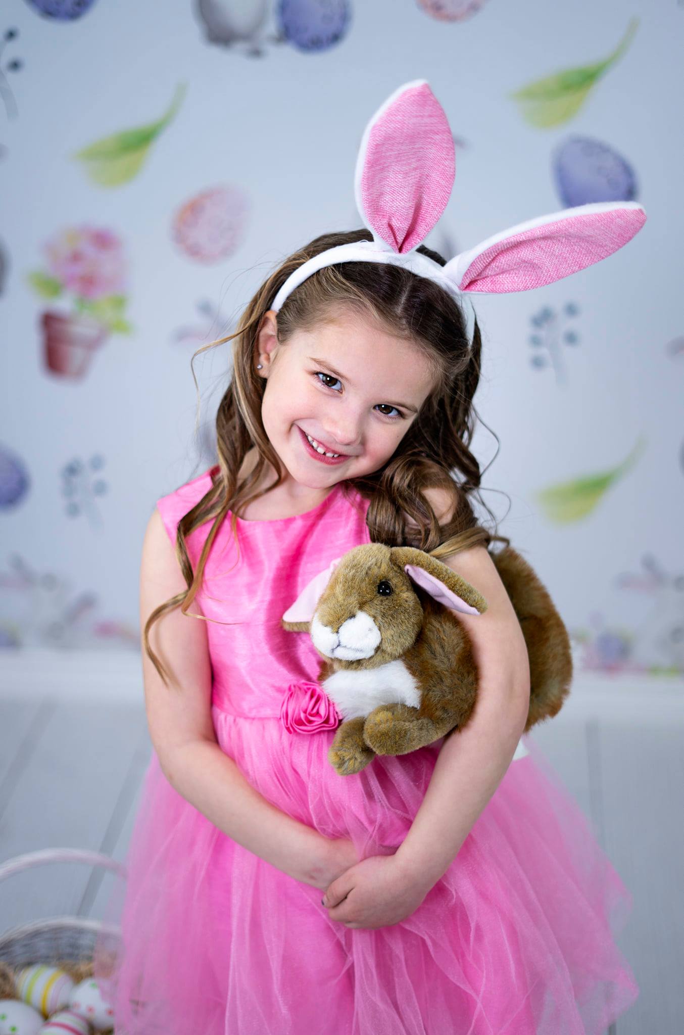 Kate Ostern Hase rosa lila Eier Hintergrund von Chain Photography