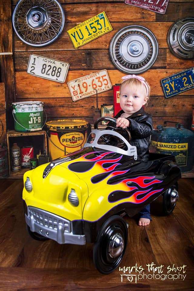 Kate Garage Jungen / Vatertag Hintergrund von Arica Kirby - Kate Backdrop.de