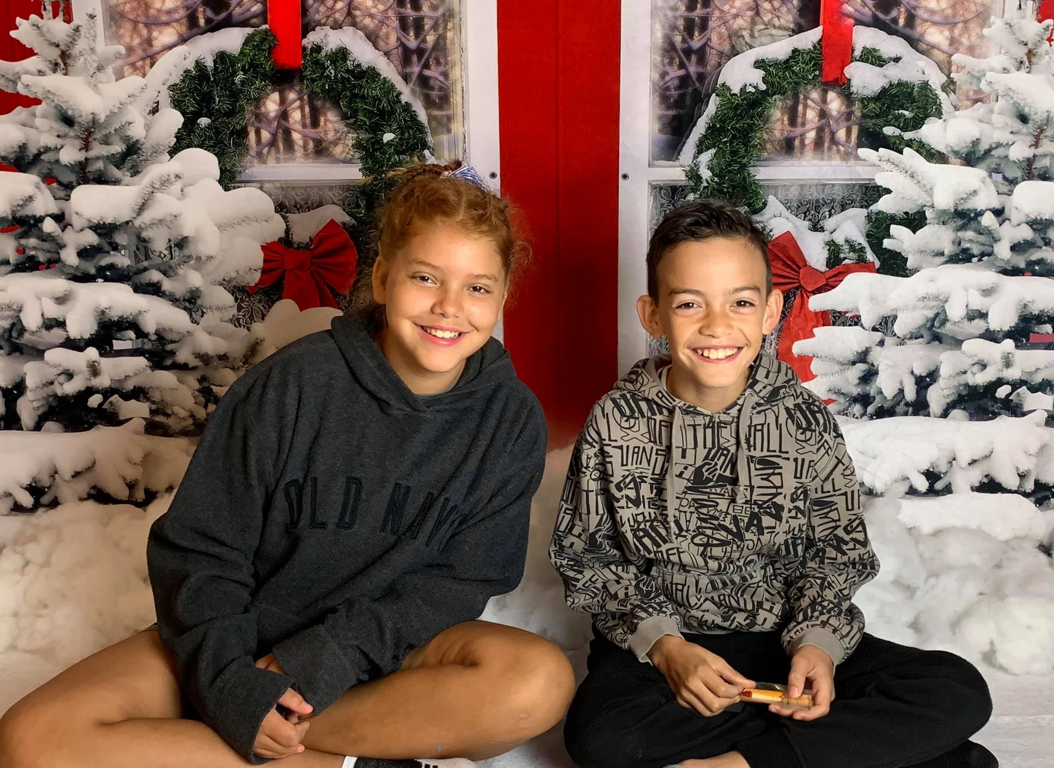 Kate Winter SchneebedecktKiefern Rot Fenster Aussicht Hintergrund Entworfen von Jerry_Sina - Kate Backdrop.de